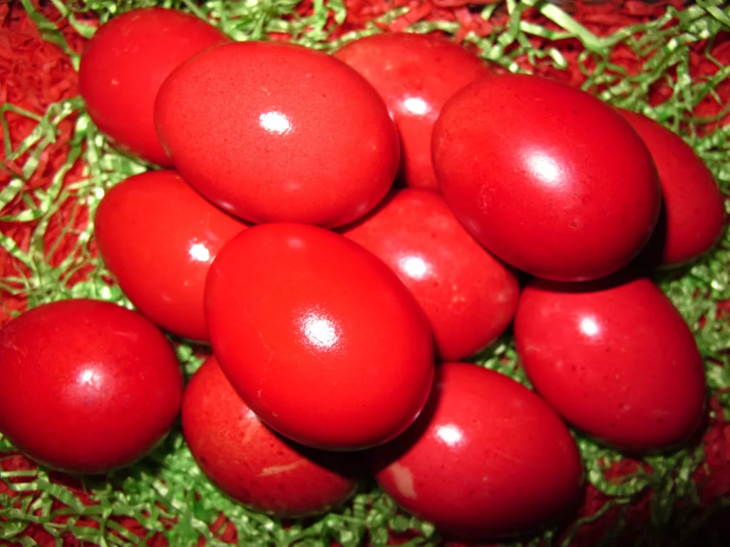 Avertisment ANPC: Nu vopsiți ouăle cu vopsea pentru textile sau pentru alte destinații