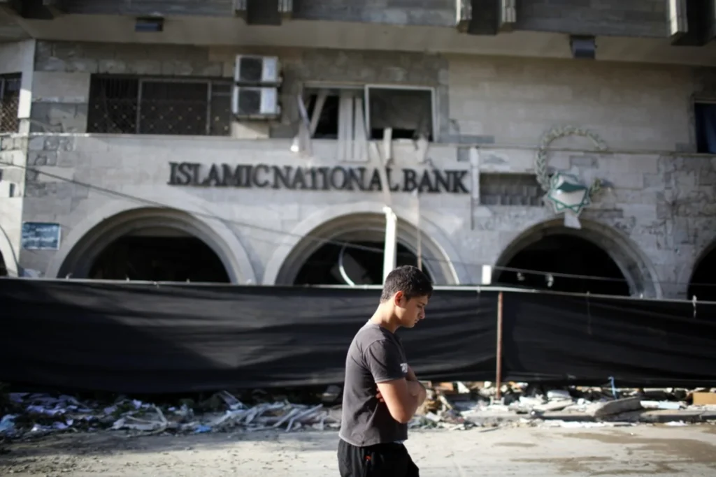 Spargeri de zeci de milioane de euro la bănci din Gaza. La bancomate, oamenii trebuie să cedeze din bani sub (...)