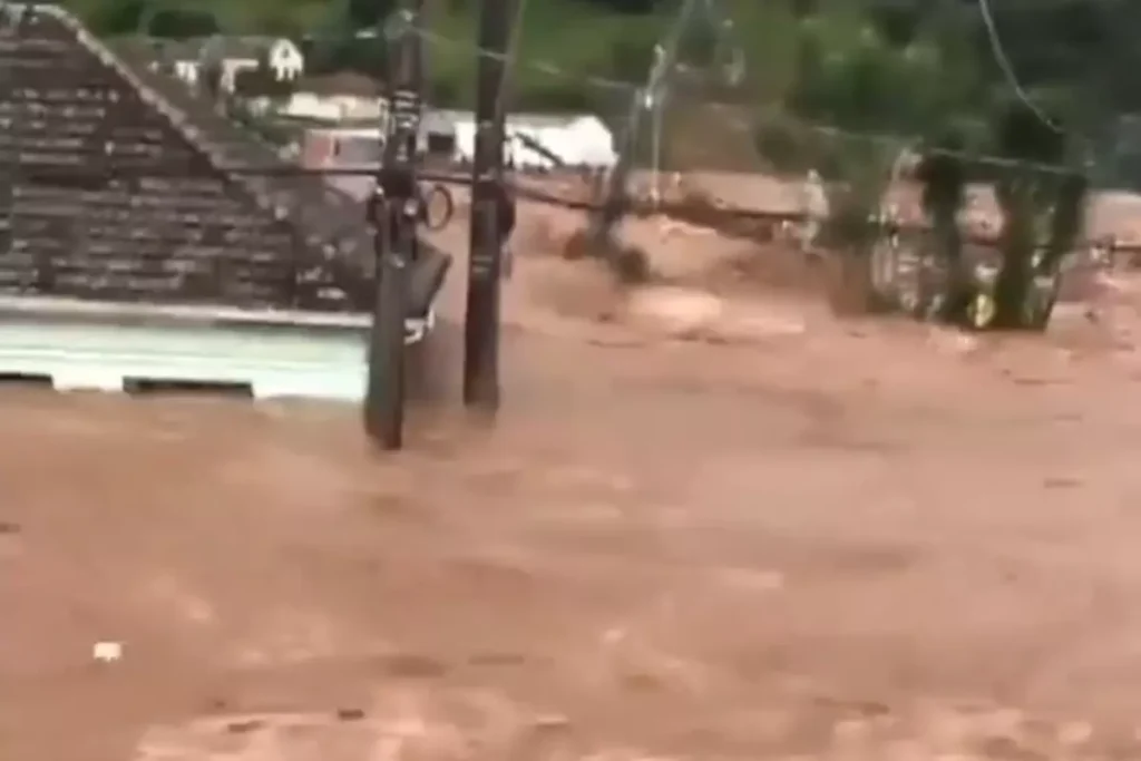 Inundații catastrofale – zeci de morţi şi dispăruţi după ce barajul unei hidrocentrale a cedat