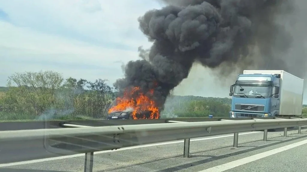 Un autoturism a ars în totalitate după ce a luat foc în mers, pe A1