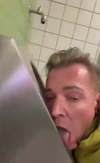 VIDEO Bizar – Un politician din Germania linge toaletele publice și se unge cu fecale pe față