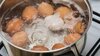 Cum să fierbi ouăle de Paște fără să se spargă. Greșeala majoră pe care o fac multe gospodine