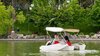 Plimbări gratuite pe lac, cu barca sau cu hidrobicicleta, într-un mare parc din Bucureşti, de Paște