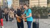 Sebastian Burduja, cu chitara în Centrul Vechi din București. A cântat piesele lui Elvis Presley în fața trecătorilor