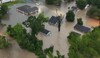 Ploile torenţiale fac prăpăd în SUA. Apele au înghiţit Texasul: Oamenii neajutoraţi sunt blocaţi în case şi (...)
