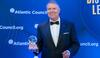 Klaus Iohannis a fost premiat cu Oscarul de la Washington, pentru rolul său ca lider politic. Este singurul şef de (...)