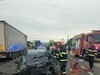 Accident grav în Mehedinți. O șoferiță de 19 ani a murit după a intrat cu mașina într-un TIR