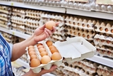 Ouăle brune vor dispărea de pe rafturile magazinelor. Care este motivul