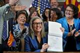 Guvernatoarea statului american Arizona abrogă o lege din 1864 care interzicea avorturile. „Sunt mândră să semnez (...)