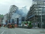 Fațada principală a clădirii fostei Burse din Copenhaga s-a prăbușit în urma incendiului. Momentul a fost filmat