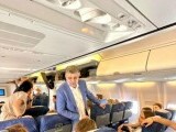 Premierul Ciolacu, în aeronava oficială cu care revine în ţară, alături de grupul de tineri blocaţi pe aeroportul (...)