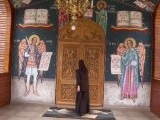 Un bărbat din Suceava și-a sechestrat fosta iubită și a dus-o la mânăstire pentru exorcizare. Cum a scăpat femeia