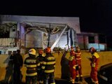 Explozie într-un bloc din Craiova. O femeie a murit după ce un etaj s-a prăbușit. Zeci de oameni evacuați