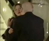 Gafă virală. Premierul libanez o pupă pe asistenta Giorgiei Meloni la scara avionului după ce a confundat-o cu (...)