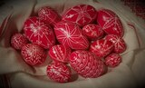 Tradițiile de Paște ale ceangăilor din Săcele, în expoziție la Brașov. Cum arată ouăle încondeiate