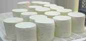 Adevărul despre brânza mixtă din piețe. Directorul ICA: „E o telemea de vacă în care s-a scăpat o picătură de (...)