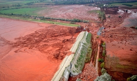 Catastrofă ecologică: Mareea roşie în Dunăre