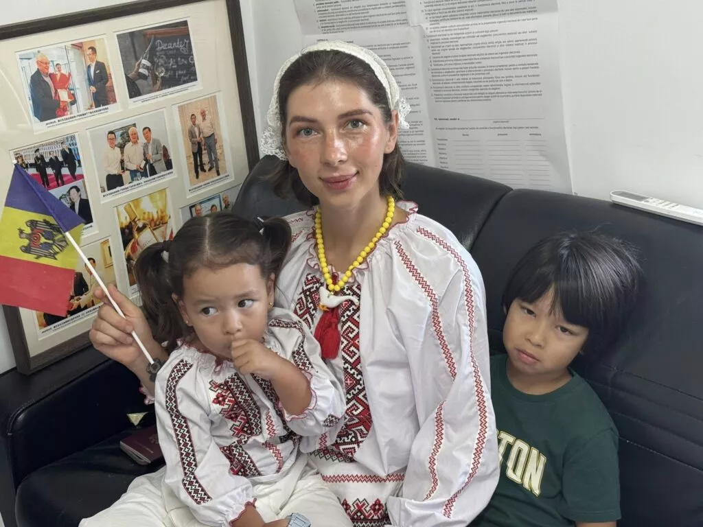 Incredibil! O moldoveancă din China a parcurs 1.400 km pentru a vota: „Fiecare vot contează”