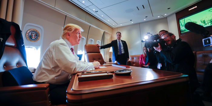 Trump răspunde, de la bordul Air Force One: „Donbasul nu a fost oferit Rusiei”/„Protestele No Kings cred că sunt o (…)
