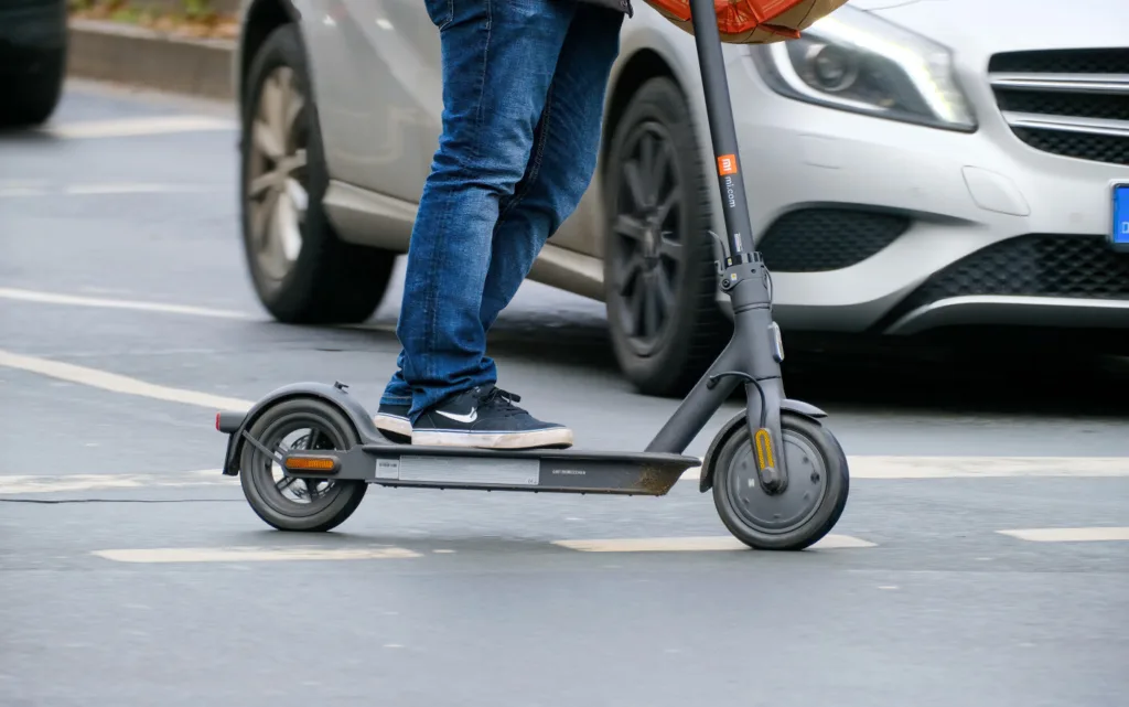 Posesorii de trotinete și biciclete electrice vor fi obligați să-și facă asigurare RCA