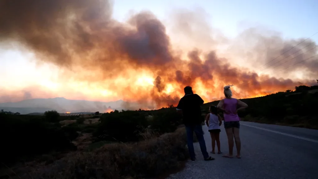 Pompierii români au intervenit toată noaptea pentru stingerea incendiilor de vegetație, în Grecia