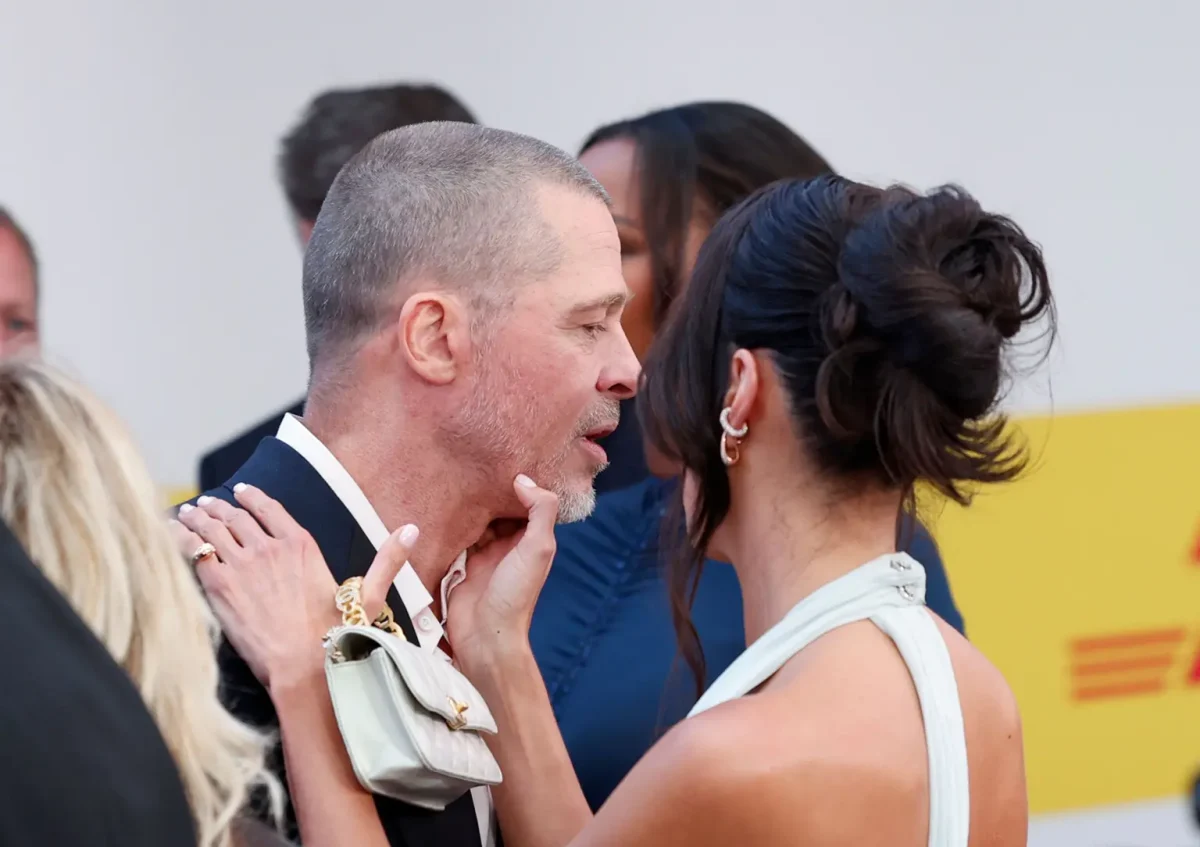 Brad Pitt, surprins evitând sărutul iubitei sale pe covorul roșu! Fanii sunt în șoc: „Ca o străină completă!”