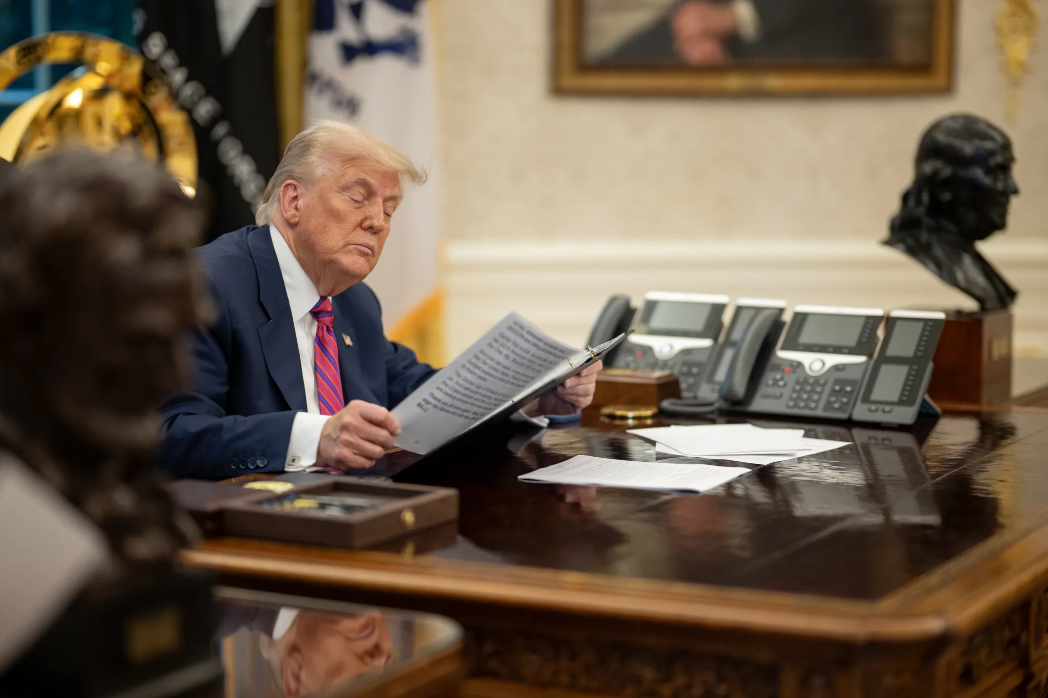 Președintele Donald Trump a semnat un ordin executiv prin care incriminează arderea drapelului Statelor Unite. (…)