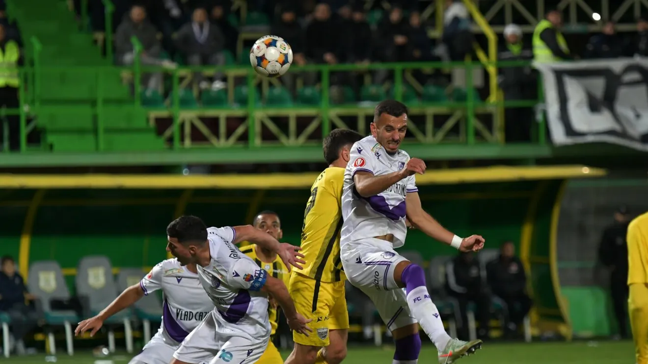 Fotbal cu aspect de priveghi: FC Argeș și Dinamo au terminat la egalitate după un meci anost. Cătălin Mureșanu scrie (…)