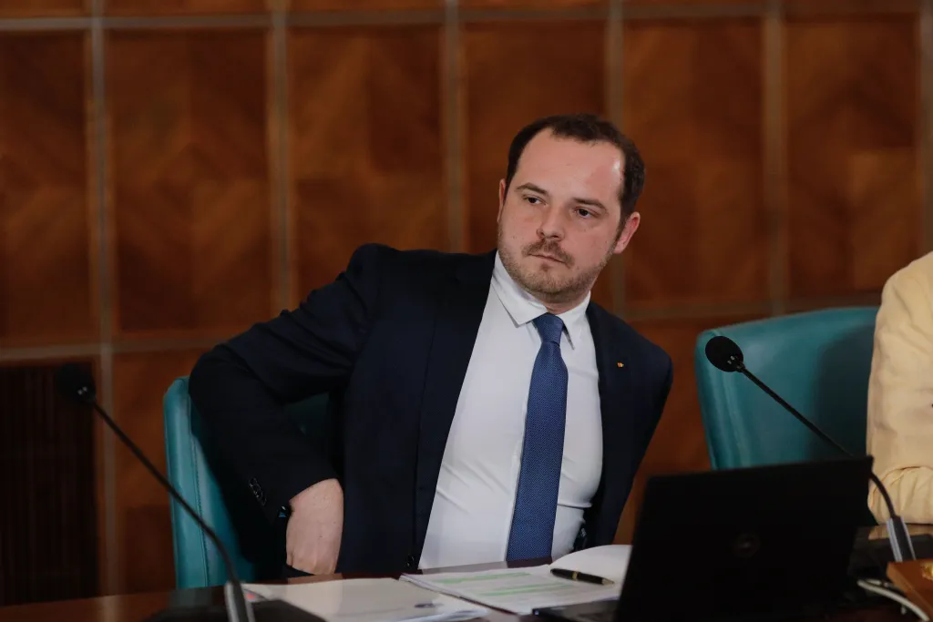 Construirea unui spital, blocată 16 luni de trei nuci