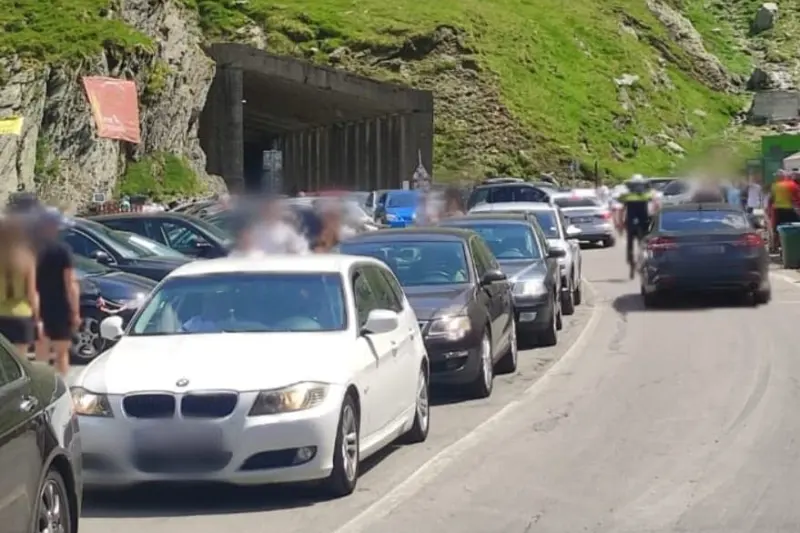 Traficul pe Transfăgărăşan, blocat de maşinile parcate pe marginea drumului