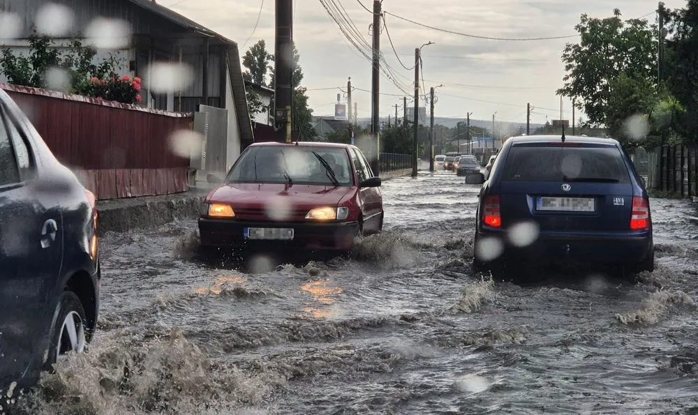 Autorităţile le recomandă oamenilor aflați în zonele cu cod roșu și portocaliu să evite deplasările şi să respecte (…)