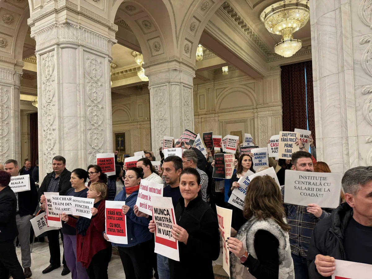 Protest spontan la Parlament. Angajații scandează contra tăierilor de salarii înainte de votul taxelor