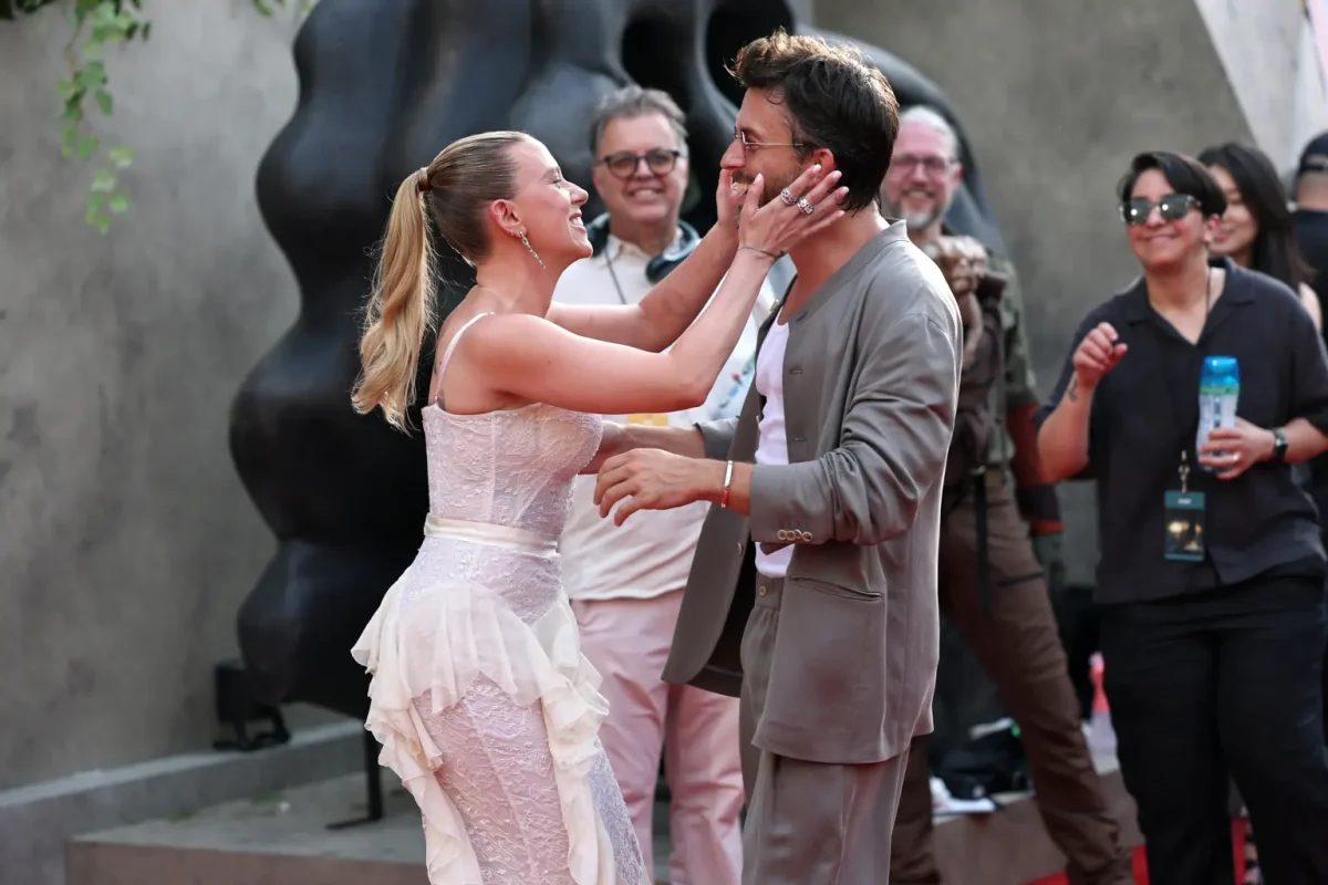 Scandal în showbiz! Scarlett Johansson îl sărută pasional pe Jonathan Bailey chiar în fața soțului