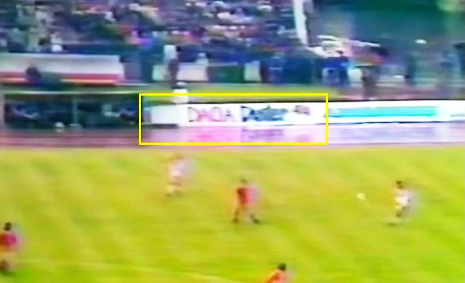 Nu este trucaj! Cum este posibil să vedem o reclamă la 'Dacia Duster' în timpul unui meci a lui Dinamo din 1984