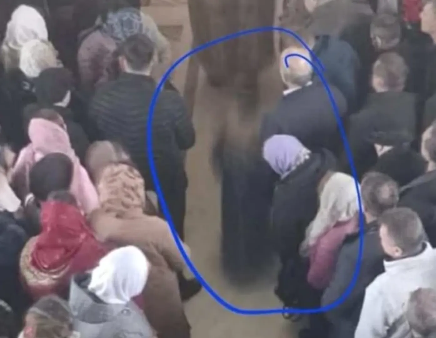 FOTO Întâmplare stranie la o parohie din Vaslui: Sfântul Nectarie și-ar fi făcut apariția printre enoriași