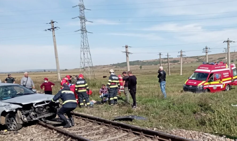 Doi răniţi după ce un autoturism a fost lovit de tren