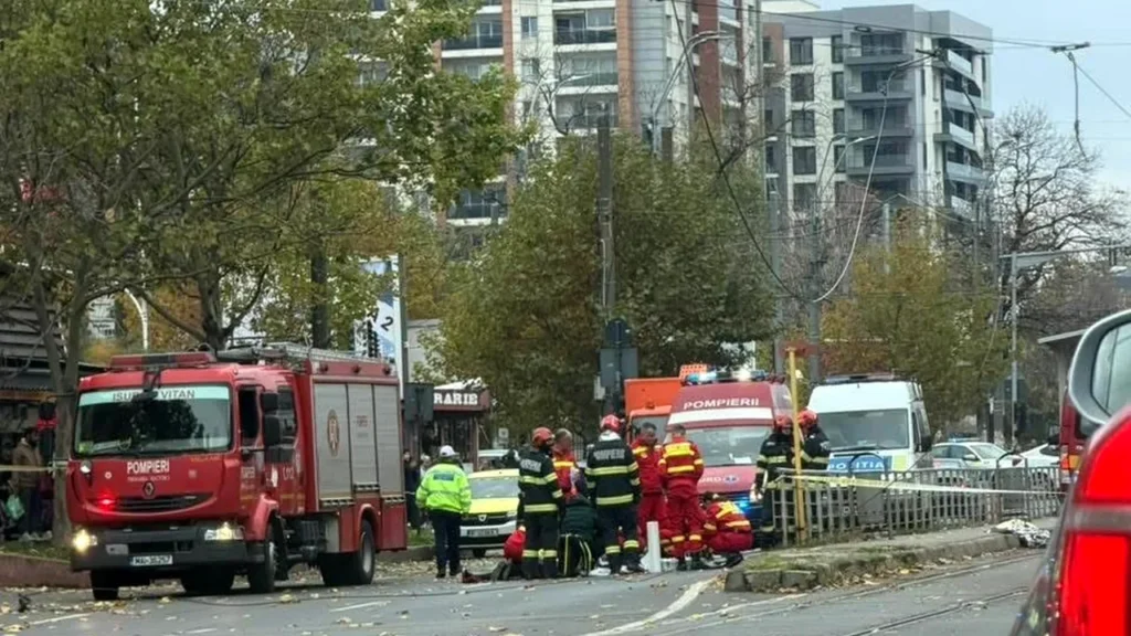 Femeia lovită de un cablu de tramvai rupt de un camion a murit