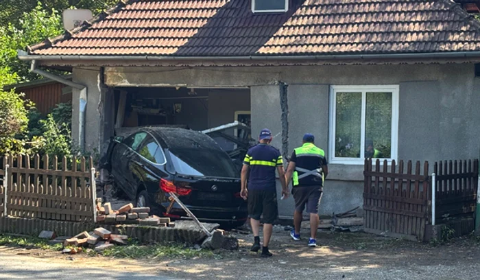 Un șofer începător a intrat cu autoturismul într-o casă