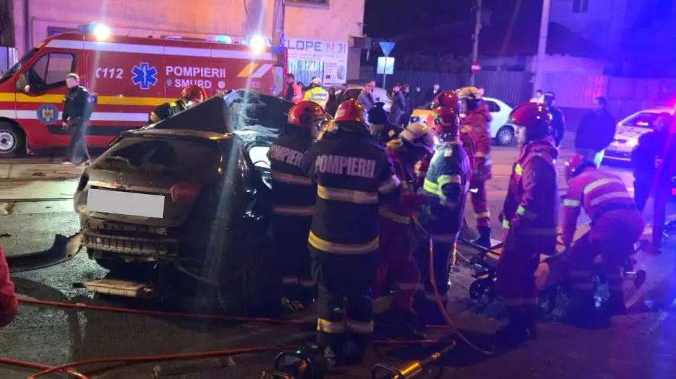 Accident teribil în Bucureşti. O şoferiţă a intrat cu maşina în stâlp iar prietena ei a murit pe loc