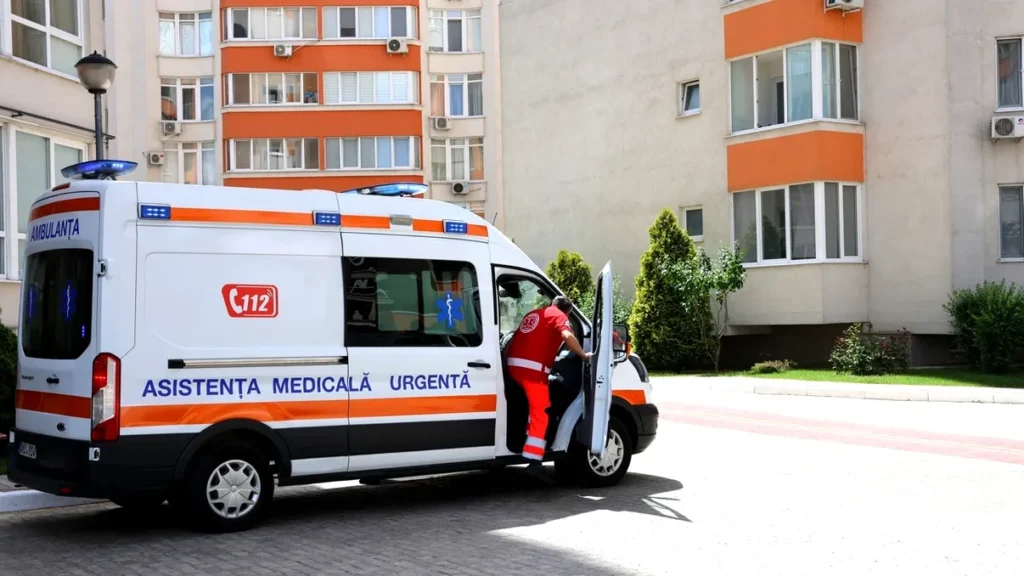 Fetiță de doi ani, rănită grav după ce a căzut de la etajul 2 al unui bloc