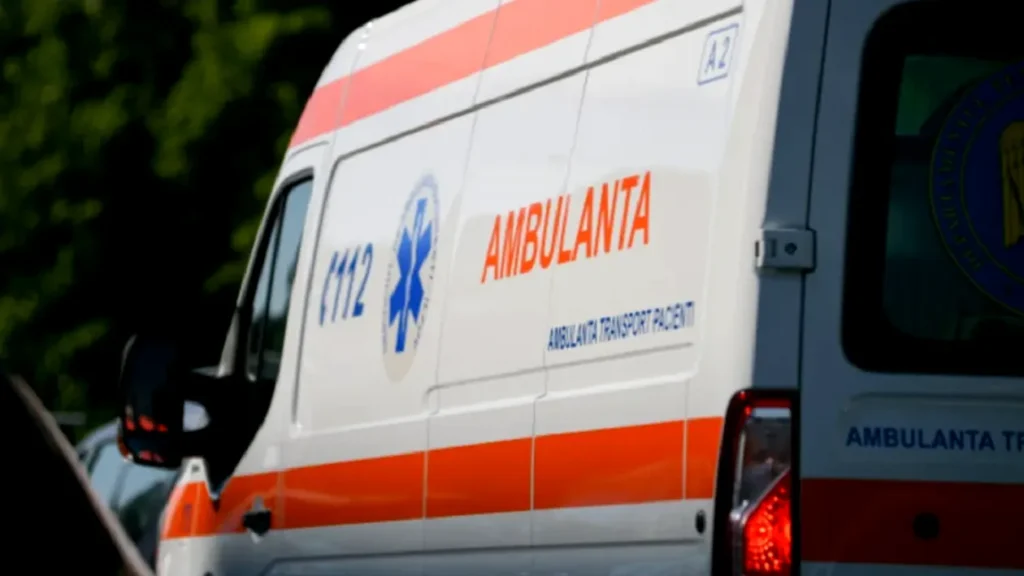 O ambulanță a lovit în plin un scuter! Conducătorul mopedului a ajuns la spital