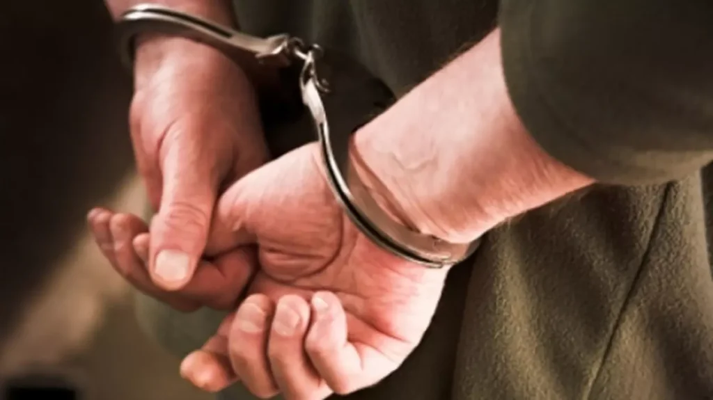 Gorj: Tânăr reținut de polițiști pentru că a încălcat un ordin de protecție și și-a bătut fosta iubită