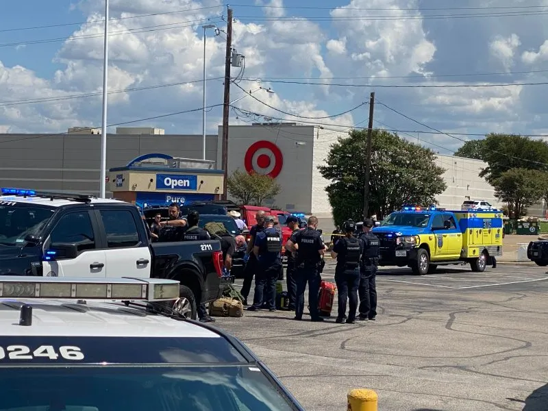 Un copil și doi adulți, împușcați mortal într-un hipermarket din Texas
