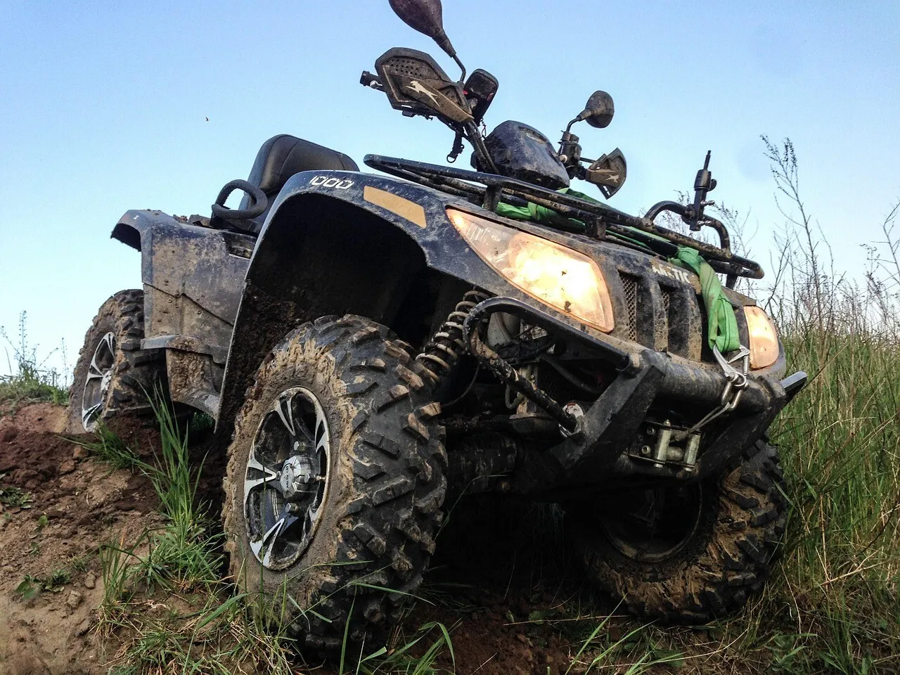 Un tânăr a murit după ce a intrat cu ATV-ul într-un stâlp