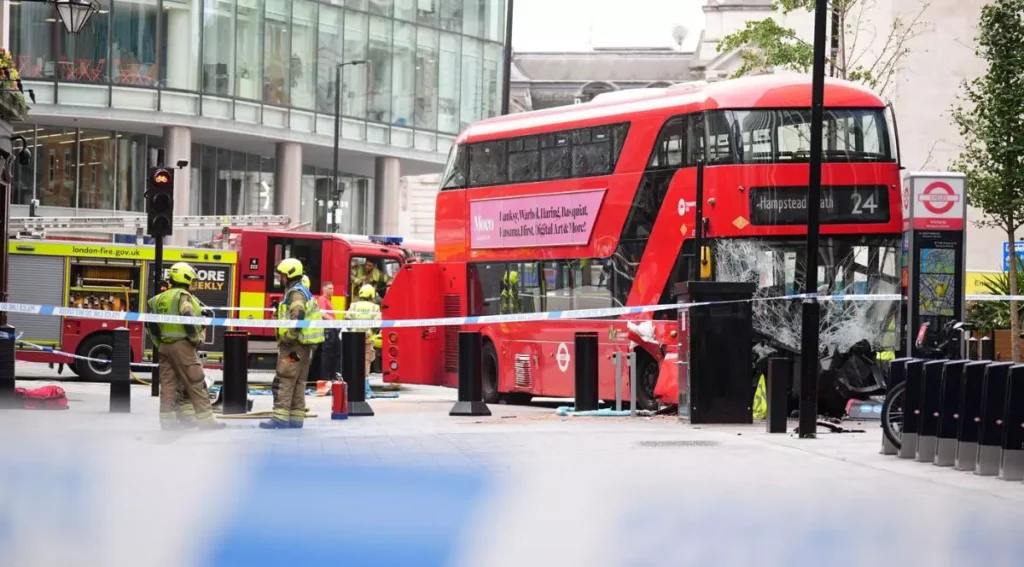 Mai multe persoane rănite după ce un autobuz supraetajat a intrat în pietonii de pe un trotuar din Londra
