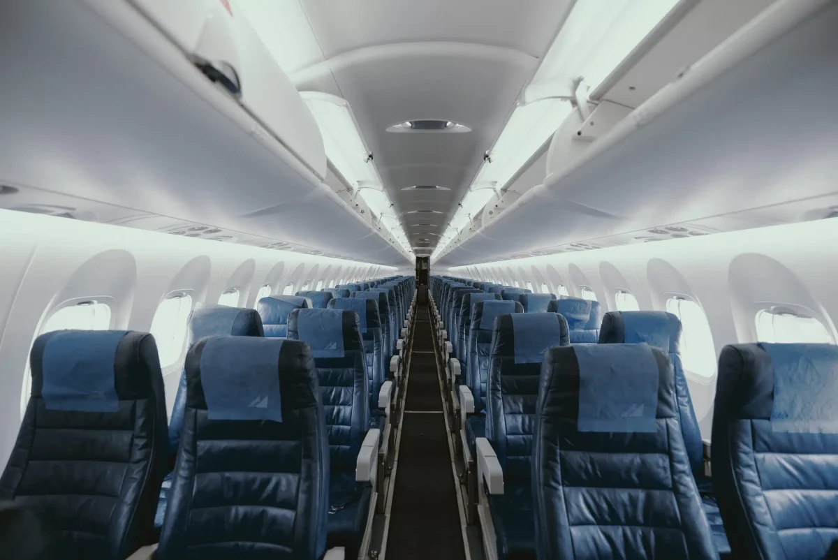 Caz cutremurător la bordul unei aeronave care zbura pe ruta Amsterdam – Otopeni. Tânără, victima unei agresiuni sexuale