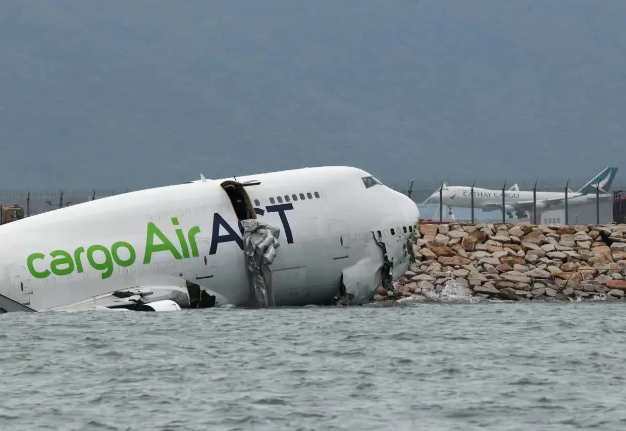 VIDEO Accident groaznic: Un avion Boeing lovește o mașină la aterizare și se rupe efectiv în două, apoi s-a prăbușit (…)
