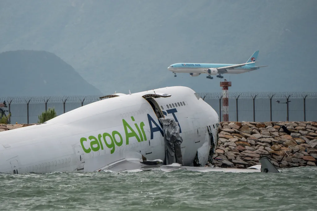 Prăbușire dramatică în Hong Kong! Un avion s-a rupt în două după ce a lovit o mașină de patrulare