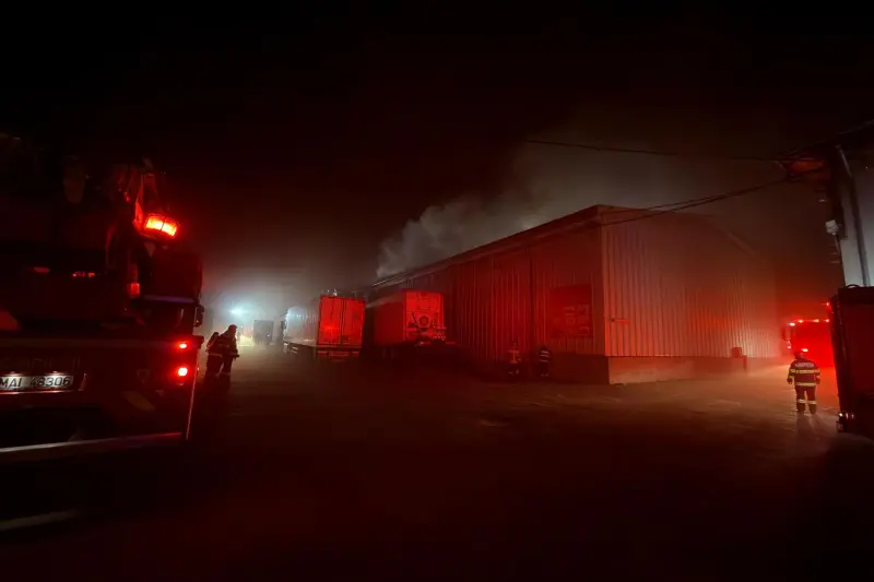 VIDEO Incendiu de proporții la un depozit din sectorul 2. Mesaje Ro-Alert în rafală către bucureșteni