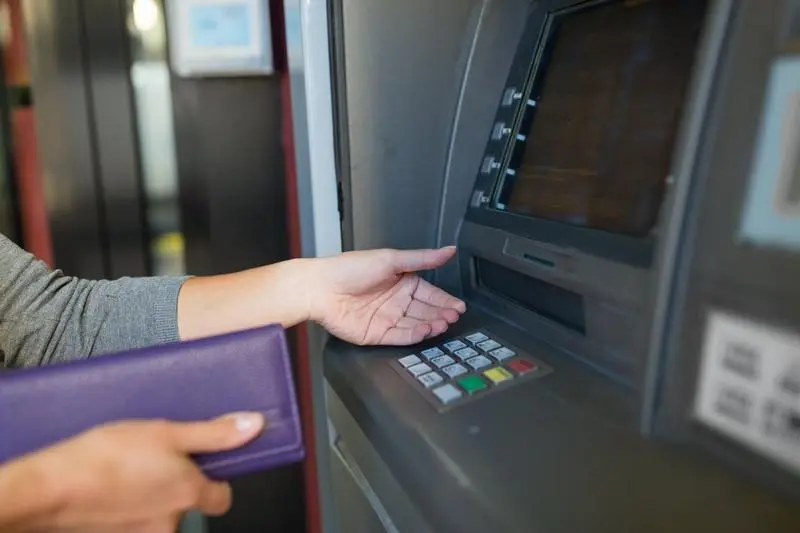 Ziua în care nu este bine să retragi bani de la bancomat! Ce riscuri sunt pentru cetățeni!